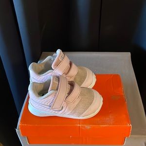 Nike girls kids tennis shoes size 5C
